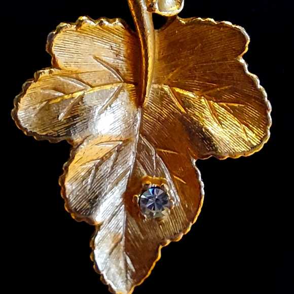 Vintage Avon Radiant Leaf Necklace - Picture 3 of 4